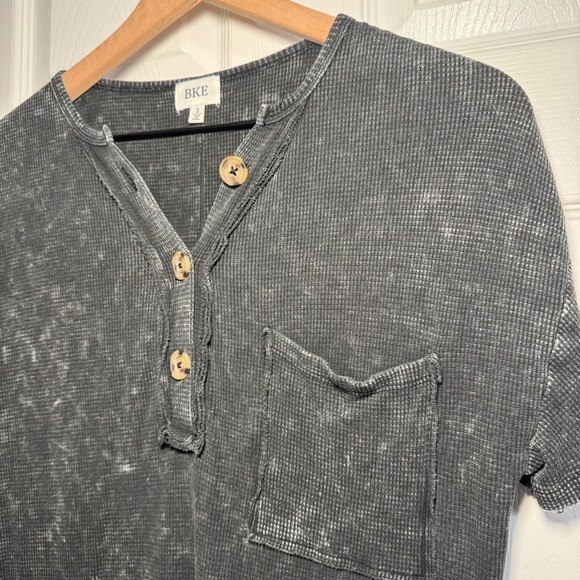 BKE Women Henley Top S Charcoal Grey Acid Wash Waffle Knit Rodeo Country Western - Picture 3 of 7